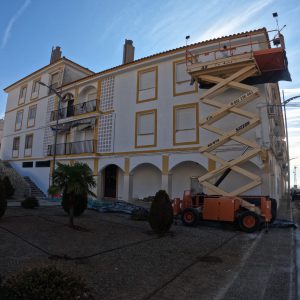 Adiós al Calor: Colores de Fachada que Aportan Calidez y Lujo este Otoño